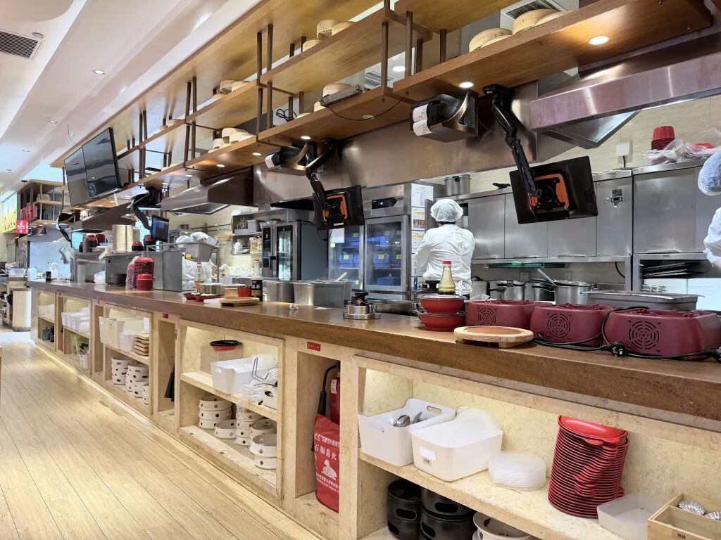 关店风暴中的西贝，店员：团队5家店已关3家	，我们门店下个月也要关，员工将就地解散，闭店没补偿